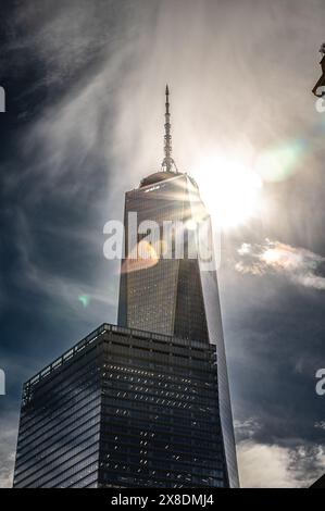 Das aufragende One World Trade Center von New York durchbricht den Himmel während der Sonnenfinsternis 2024. Ein Symbol der Belastbarkeit für Reise- und Architekturinhalte. Stockfoto