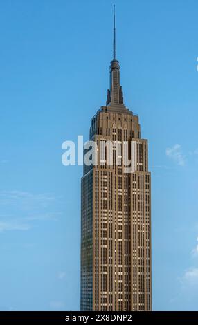 New York, NY, USA - 2. August 2023: Das Gebäude des Empire State Building vor blauem Himmel Stockfoto