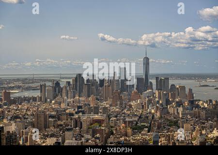 New York, NY, USA - 2. August 2023: Skyline des Finanzviertels und darüber hinaus vom Empire State Building aus gesehen unter blauer Wolkenlandschaft. Urbaner Dschungel Upfro Stockfoto