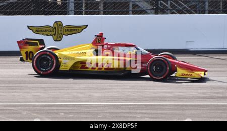 IndyCar-Fahrer Alex Palou trat beim Großen Preis von Indianapolis in Chip Ganassi Racing mit Nummer 10 an. Stockfoto