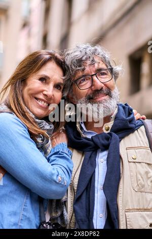 Kaukasisches lächelndes reifes Liebespaar, das draußen zusammensteht. Glückliche Erwachsene. Stockfoto