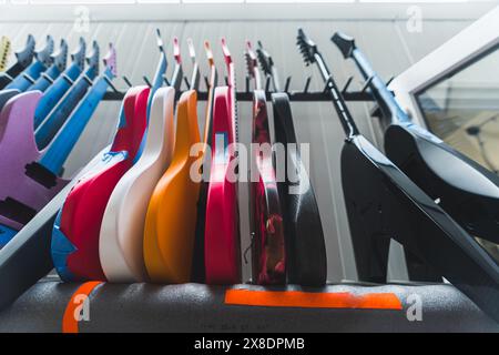 Nahaufnahme der Reihe mit verschiedenen bunten Bassgitarren auf dem Display, E-Gitarren Shop. Hochwertige Fotos Stockfoto