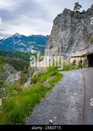 Fahrt durch die Alpen entlang der Rheinschlucht Stockfoto