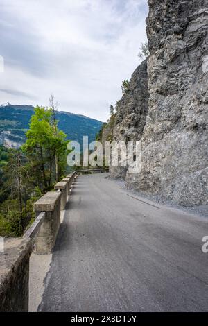 Fahrt durch die Alpen entlang der Rheinschlucht Stockfoto