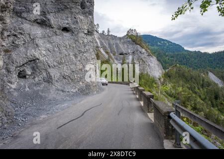 Fahrt durch die Alpen entlang der Rheinschlucht Stockfoto