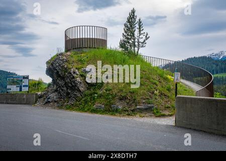 Fahrt durch die Alpen entlang der Rheinschlucht Stockfoto