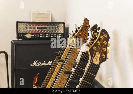 15.04.2024. Warschau, Polen. Nahaufnahme von Gitarren-Kopfstöcken und Stimmverstärkern im Hintergrund. Hochwertige Fotos Stockfoto