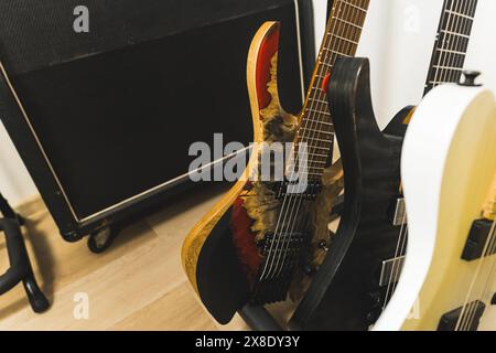 Gitarren vor einem Verstärker im Studio, Nahaufnahme, Indoor-Aufnahmestudio mit Gitarren, Verstärker. Hochwertige Fotos Stockfoto