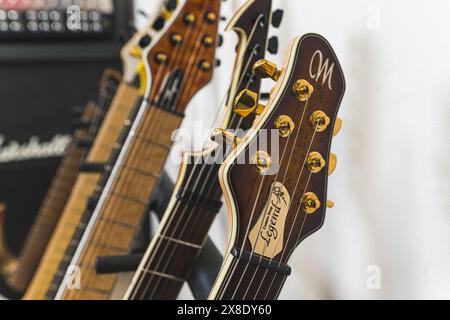 15.04.2024. Warschau, Polen. Großaufnahme von Gitarrenkopfen mit goldenen Streichern, modernen Edelgitarren im Aufnahmestudio. Hochwertige Fotos Stockfoto