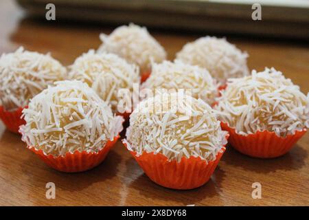 Kürbis Brigadeiro mit Kokos Stockfoto