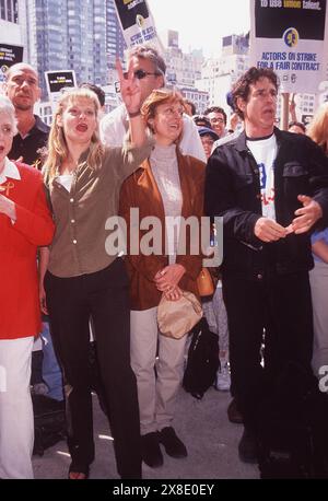 K19795WW: STREIKFIGUREN SAMMELN SICH ZUM KAMPF. FÜR EINE FAIRE UND EHRLICHE VERHANDLUNG DES HANDELSVERTRAGS. AM CENTRAL PARK 18.09.2000. MARTHA PLIMPTON, SUSAN SARANDON, TIM ROBBINS UND JOHN SHEA. WALTER WEISSMAN/ 2000(Bild: © WALTER WEISSMAN/ZUMA Wire) NUR REDAKTIONELLE VERWENDUNG! Nicht für kommerzielle ZWECKE! Stockfoto