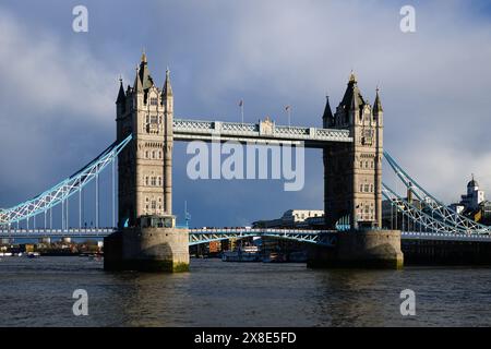 London, Großbritannien - 23. März 2024; berühmte Tower Bridge im Abendlicht über der Themse Stockfoto