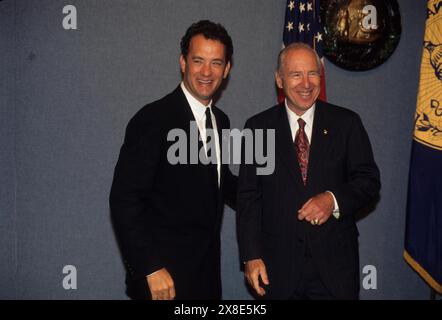 TOM HANKS mit Jim Lovell (ehemaliger Apollo 13 Astronaut) beim NPC Luncheon for Jim Lovell erhielt die National Space Medal von Präs.c0221 (Bild: © James M. Kelly/ZUMA Wire) NUR FÜR REDAKTIONELLE VERWENDUNG! Nicht für kommerzielle ZWECKE! Stockfoto