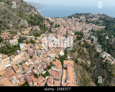 Panorama-Luftaufnahme von Taormina in Sizilien, Italien in einem schönen Sommertag Stockfoto