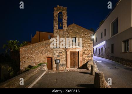 Erzengel-Michael-Kirche in der Pietro Rizzo-Straße in Taormina, Sizilien bei Nacht. Stockfoto
