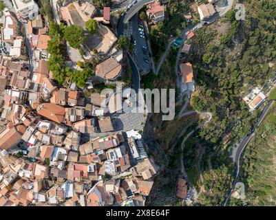 Blick aus der Vogelperspektive auf die Piazza Saint Antonio von Castelmola mittelalterliches Dorf in Sizilien, Italien Stockfoto