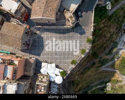 Blick aus der Vogelperspektive auf die Piazza Saint Antonio von Castelmola mittelalterliches Dorf in Sizilien, Italien Stockfoto