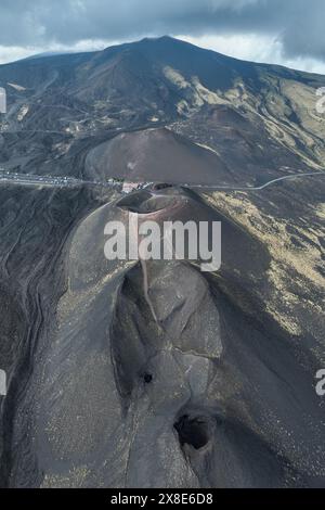 Ätna, Sizilien - höchster aktiver Vulkan Europas 3329 m in Italien. Panoramablick auf den aktiven Vulkan Ätna, erloschene Krater am Hang, t Stockfoto