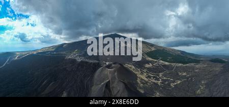 Ätna, Sizilien - höchster aktiver Vulkan Europas 3329 m in Italien. Panoramablick auf den aktiven Vulkan Ätna, erloschene Krater am Hang, t Stockfoto