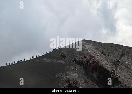 Wanderer entlang des Ätna, Sizilien - höchster aktiver Vulkan Europas 3329 m in Italien. Panoramablick auf den aktiven Vulkan Ätna, erloschene Krater auf Stockfoto