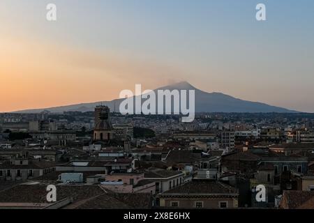 Vulkan Ätna bei Sonnenuntergang von Catania, Sizilien, Italien (Sizilien, Italien). Stockfoto