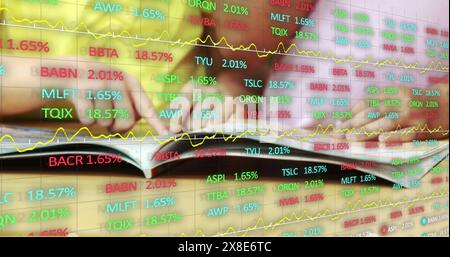 Zwei verschiedene Freunde analysieren Börsentrends auf digitaler Anzeige Stockfoto