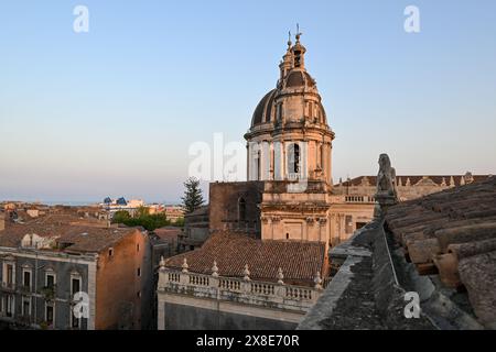 Blick auf Catania und den Dom der Basilika Cattedrale di Sant'Agata vom Dom der Chiesa della Badia di Sant'Agata Stockfoto