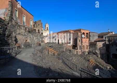 Antike römische Theater in Catania, gebaut aus Kalkstein und schwarzem Lavagestein. Stockfoto