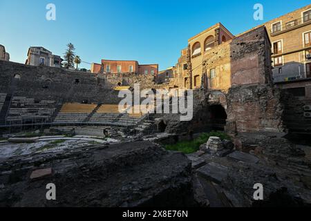 Antike römische Theater in Catania, gebaut aus Kalkstein und schwarzem Lavagestein. Stockfoto