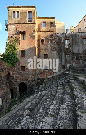 Antike römische Theater in Catania, gebaut aus Kalkstein und schwarzem Lavagestein. Stockfoto