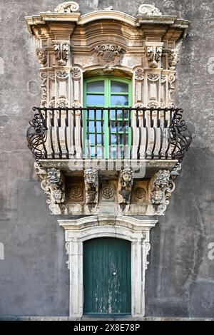 Mittelalterliches Benediktinerkloster von San Nicolo l'Arena. Jetzt die Universität von Catania, Italien. Stockfoto