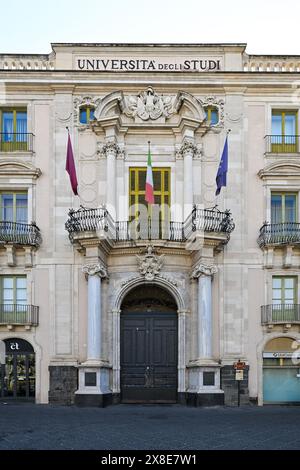 Catania, Italien, 17. August 2023: Blick auf das Gebäude der Universita degli studi di di catania in Sizilien, Italien. Stockfoto