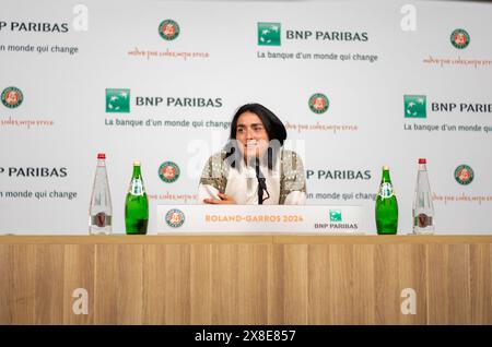 Paris, Frankreich. Mai 2024. Ons Jabeur von Tunesien reagiert auf einer Pressekonferenz am Medientag in Roland Garros, Paris, Frankreich, 24. Mai 2024. Quelle: Meng Dingbo/Xinhua/Alamy Live News Stockfoto