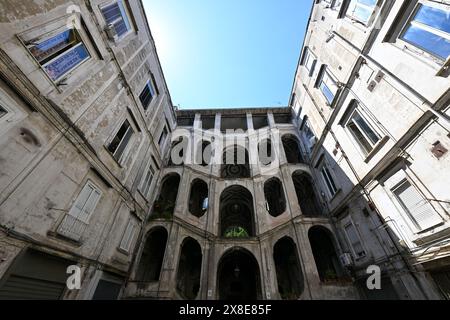 Alte historische Doppeltreppe im Innenhof im Palazzo San Felice Apartmentgebäude, Neapel (Neapel), Italien Stockfoto