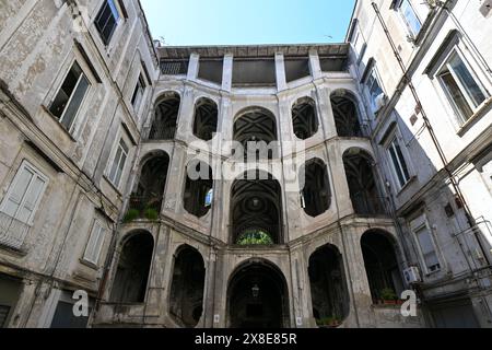 Alte historische Doppeltreppe im Innenhof im Palazzo San Felice Apartmentgebäude, Neapel (Neapel), Italien Stockfoto