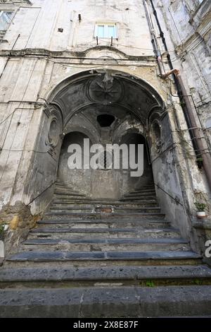 Alte historische Doppeltreppe im Innenhof im Palazzo San Felice Apartmentgebäude, Neapel (Neapel), Italien Stockfoto