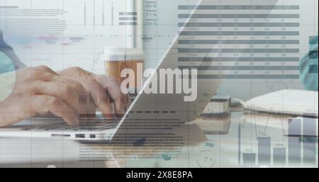 Eine Gruppe von Architekten, die an einem Schreibtisch in einem Büro arbeiten Stockfoto