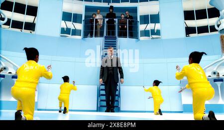 16. Juni 2005: Top: l-r: JORDAN FRY, ADAM GODLEY, JOHNNY DEPP, FREDDIE HIGHMORE und DAVID KELLY mit JAMES FOX (Mitte) und DEEP ROY als Oompa-Loompas. Ã’Charlie and the Chocolate Factory, Ã“. BEREITGESTELLT VON K45302ES (ABBILDUNG: © JAMES M. KELLY/ZUMA WIRE) NUR ZUR REDAKTIONELLEN VERWENDUNG! Nicht für kommerzielle ZWECKE! Stockfoto