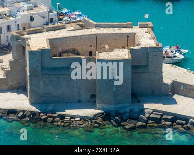 Das Schloss von Carlo V. in Monopoli, Apulien, Italien. Stockfoto