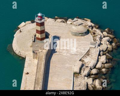 Luftaufnahme des Leuchtturms Faro Rosso in Monopoli, Apulien Stockfoto