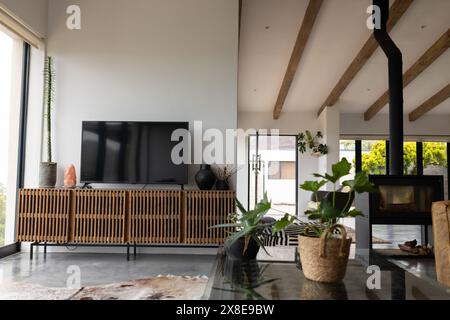 Zu Hause, Wohnzimmer mit modernen Möbeln, einschließlich einem großen Fernseher Stockfoto