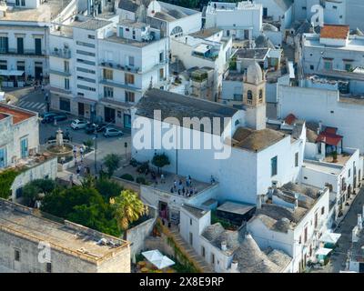 Luftaufnahme der Kirche St. Lucia in Alberobello, Italien Stockfoto