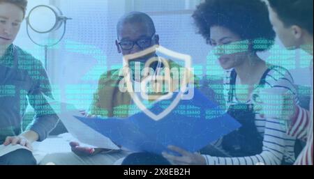 Verschiedene Teams von Fachleuten prüfen derzeit Geschäftspapiere Stockfoto