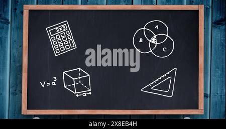 Kreidekunst auf der Schultafel zeigt Rechner, Venn-Diagramm und Formen Stockfoto