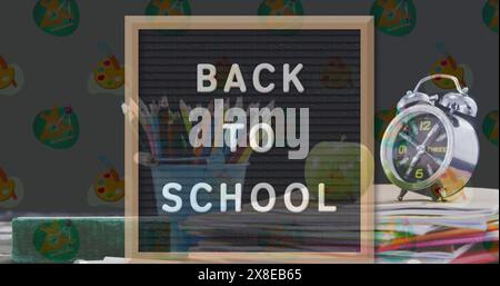 Die Schulszene zeigt eine Tafel mit der Aufschrift „ZURÜCK ZUR SCHULE“ Stockfoto
