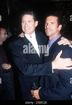 K20298JBU: DAVID HASSELHOFFS BROADWAY-DEBÜT IN ''. JEKYLL UND HYDE SPIELEN ERÖFFNUNGSABEND UND PARTY. RUSSISCHE TEESTUBE, NYC 10/31/2000. LORENZO LAMAS UND DAVID HASSELHOFF. JUDIE BURSTEIN/ 2000(Bild: © JUDIE BURSTEIN/ZUMA Wire) NUR ZUR REDAKTIONELLEN VERWENDUNG! Nicht für kommerzielle ZWECKE! Stockfoto