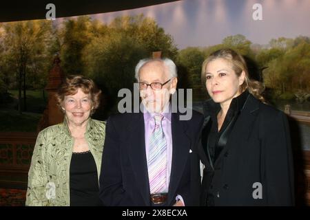 9. NOVEMBER 2008 - VERANSTALTUNG: NEIGHBORHOOD PLAYHOUSE SCHOOL OF THE THEATRE - 80. ANNIV-GALA. LAGE: TAVERNE AUF DEM GRÜN. FOTO: JUDIE BURSTEIN. DATUM: 11-9-08. ANNE JACKSON ELI WALLACH UND TOCHTER ROBERTA. K60117JBU (Abbildung: © JUDIE BURSTEIN/ZUMA Wire) NUR ZUR REDAKTIONELLEN VERWENDUNG! Nicht für kommerzielle ZWECKE! Stockfoto