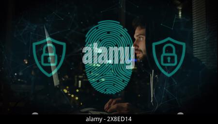 Kaukasischer, männlicher Profi, mit dunklem Hemd, fokussiert auf einen Computerbildschirm Stockfoto