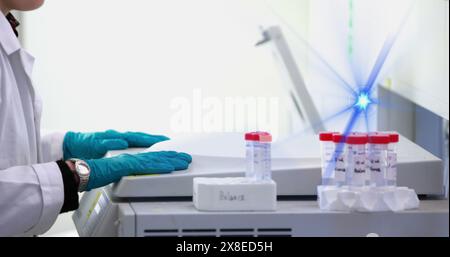 Wissenschaftler, der Handschuhe trägt, untersucht Proben im Labor Stockfoto