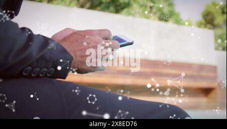 Mann im Anzug, der das Smartphone hält und Nachrichten überprüft Stockfoto